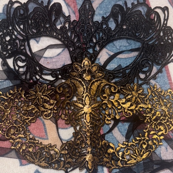Elegant Black and Gold Lace Mask bundle - Picture 1 of 5